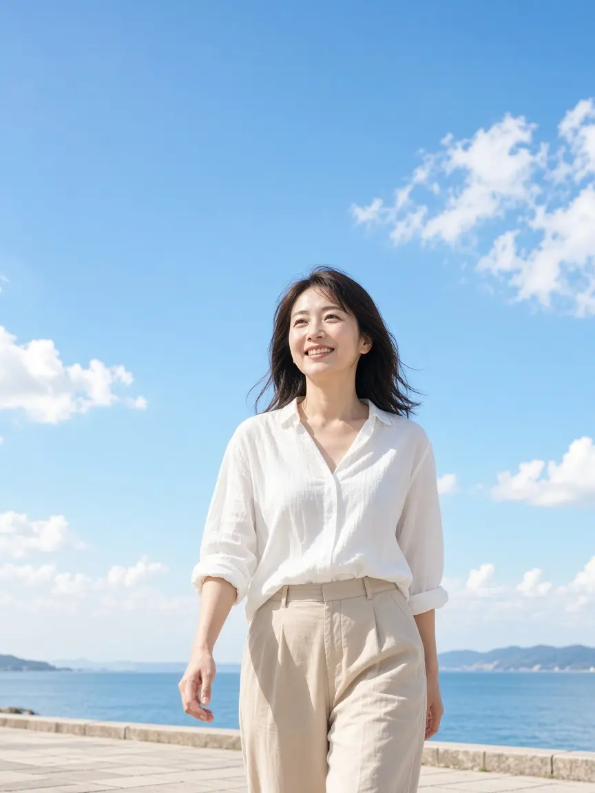 明るい日差しのなかを歩く女性