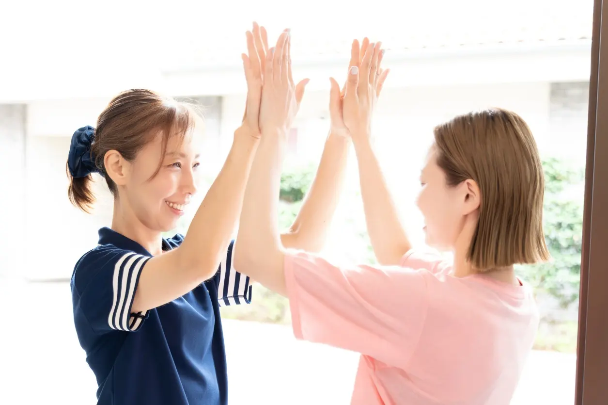 指導中の代表が、斜め前からゲストと向き合っている様子
